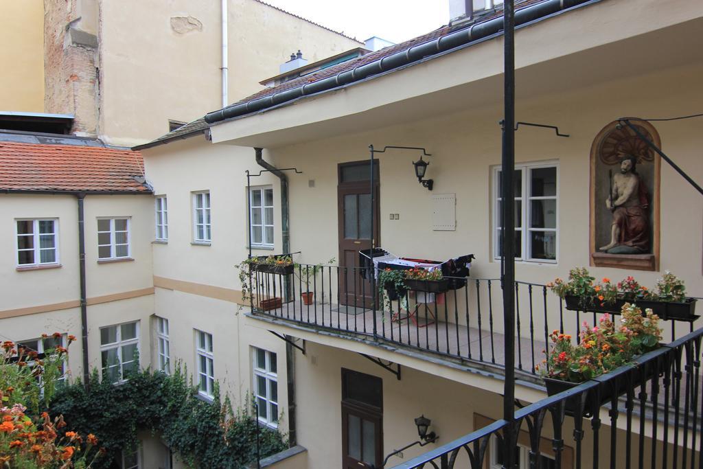ホテルVlasska House At The 3 Swallows プラハ エクステリア 写真